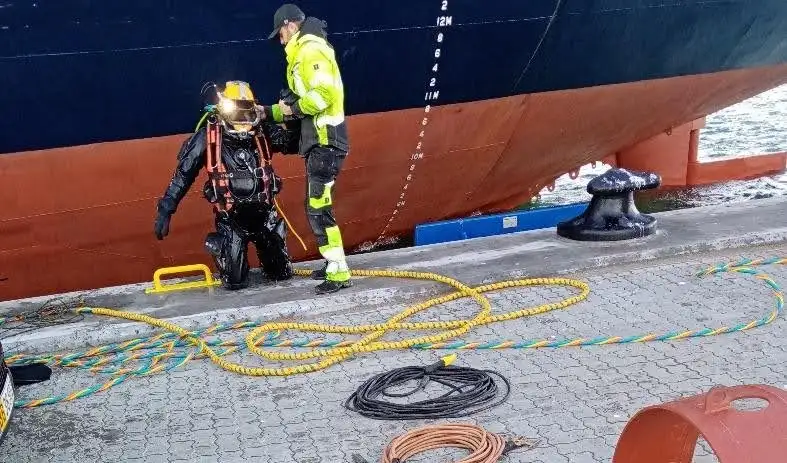 diver coming up after an underrepair service
